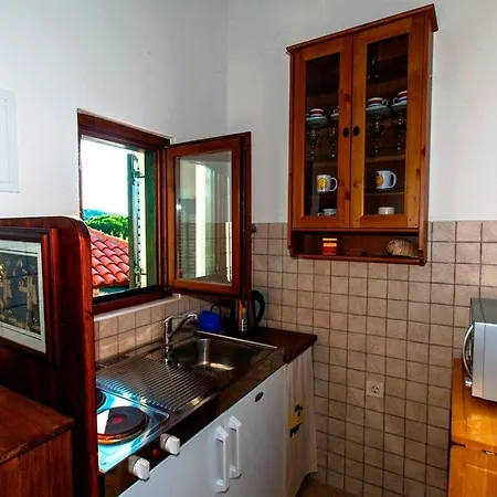 Freistehendes In Mit Sonniger Terrasse Und Panoramablick Zlarin