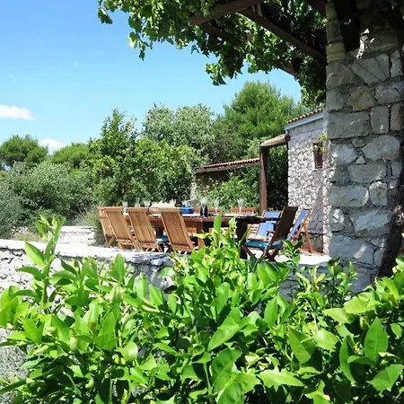 Freistehendes In Mit Sonniger Terrasse Und Panoramablick * Zlarin