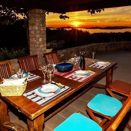 Freistehendes In Mit Sonniger Terrasse Und Panoramablick Holiday home